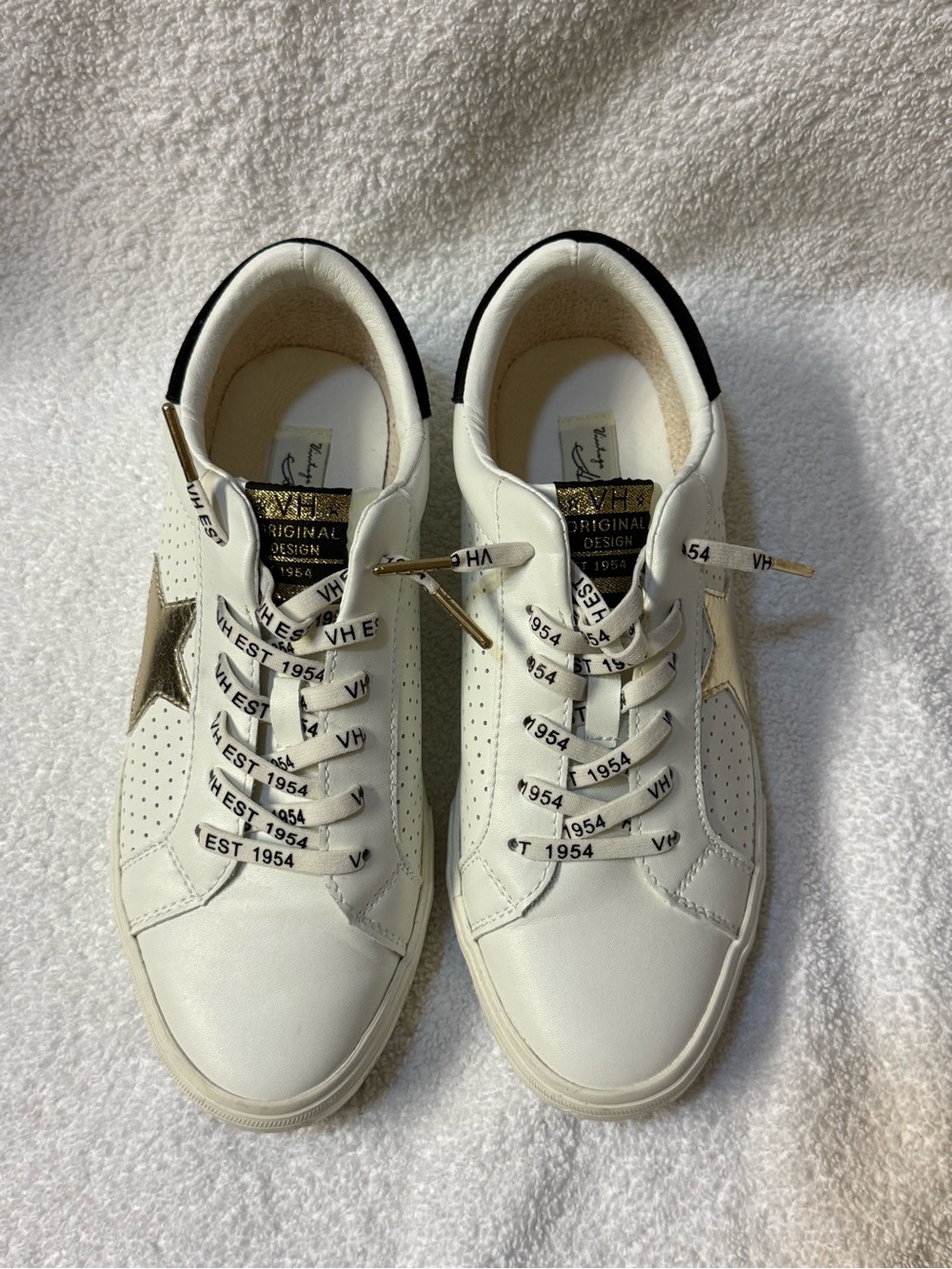 Vintage Havanas Leather Low-Top Sneakers with Gold Star Accent - Women's Size 10